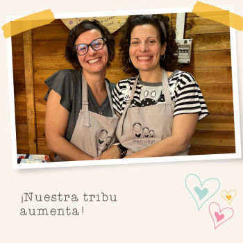 Así que creemos que es buen momento para volvernos a presentar. 👋

Somos Ana y Eva, quienes os escriben y asesoran detrás de las pantallas. Juntas, con nuestra madre tras las cámaras, formamos el pequeño equipo Mamuskas. ¡Os contamos algunas cosas sobre nosotras!

1. Somos 4 hermanos: Ana la pequeña (izquierda) y Eva la mayor (derecha).

2. Nos llevamos 6 años, aunque algunas personas nos preguntan si somos gemelas 🤣

3. Eva tiene 3 hijos (adolescentes) y Ana 2 (pequeños).

4. Eva adora el queso y Ana lo odia. 🧀 

5. Somos amantes de la playa, sus atardeceres y las olas 🌊💙

6. Aparte de dedicarnos a este GRAN proyecto, Eva es publicista y Ana educadora infantil.

7. Crecimos entre telas y máquinas de coser, mamá nos hacía la ropa cuando éramos pequeñas. ¡Llevamos la costura en los genes gracias a ella!

8. Somos almas opuestas en muchas cosas: orden, planificación, prioridades...

9. ¡¡Los juegos de mesa nos pueden llevar hoooooras!! Nos encantan las partidas de cartas, Catán...

10. Las cosas bien hechas son nuestra debilidad, identidad de Mamuskas 💛 

¿Sabéis algo más sobre nosotras? 😜 Escríbelo y te diremos si es verdadero o falso!