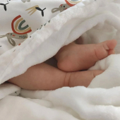 ¡Las siestas de invierno piden mantita! 
Suaves, ligeras y calentitas, las mantas mamuskianas son ideales para las siestas de tu peque en cualquier parte❤️.
Personalìzala con el diseño que más te guste y tenla siempre a mano para abrigar sus sueños (en el carro, en el coche, en la hamaca, en la cuna...)
#mantitabebe #mantabebe #inviernobebe #maternidadreal #mamasypapasmolones