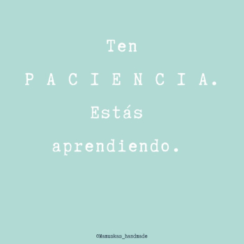 ¿Te has preguntado alguna vez por qué cuando empezamos un nuevo trabajo somos capaces de dedicar todo nuestro tiempo en ir aprendiendo poco a poco, aceptando nuestros errores e incluso nos formamos durante varios años de nuestra vida para ello, pero cuando nos convertimos en madre/ padre nos urge saber hacerlo bien de la noche a la mañana sin teoría ni prácticas?🤯 la autoexigencia nos invade….

A ser mamá o papá no te enseña nadie. No hay carreras ni másters que te formen e informen sobre la nueva situación que vas a tener entre manos. 🤰Solo sabemos “que los niños no traen manual de instrucciones “ 🤪

Cada día es una oportunidad para hacerlo mejor que el anterior. 😊 Es un trabajo de ensayo-error y la paciencia contigo misma es FUNDAMENTAL. 

💛 Permítete dudar.

💛 Permítete llorar. 

💛 Permítete los olvidos.

💛 Permítete llegar tarde o no llegar a nada.

💛 Permítete los errores. Y celebra los aciertos ¡son tus propios méritos!

💛 Permítete probar, una y mil veces. 

💛 Permítete aprender con calma el trabajo más bonito que tendrás nunca: SER MAMÁ. 

#maternidad #pacienciainfinita #sermadre #embarazo #embarazada #mamiprimeriza #mamaprimeriza #primerembarazo #primerbebe #maternidadreal #maternidadfeliz #sermama #vidaconhijos